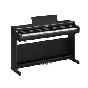 Schwarzes Digitalpiano Yamaha YDP-166 B mit Tastaturabdeckung, Notenhalter und drei silbernen Pedalen vor weißem Hintergrund.