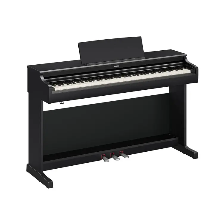 Schwarzes Digitalpiano Yamaha YDP-166 B mit Tastaturabdeckung, Notenhalter und drei silbernen Pedalen vor weißem Hintergrund.