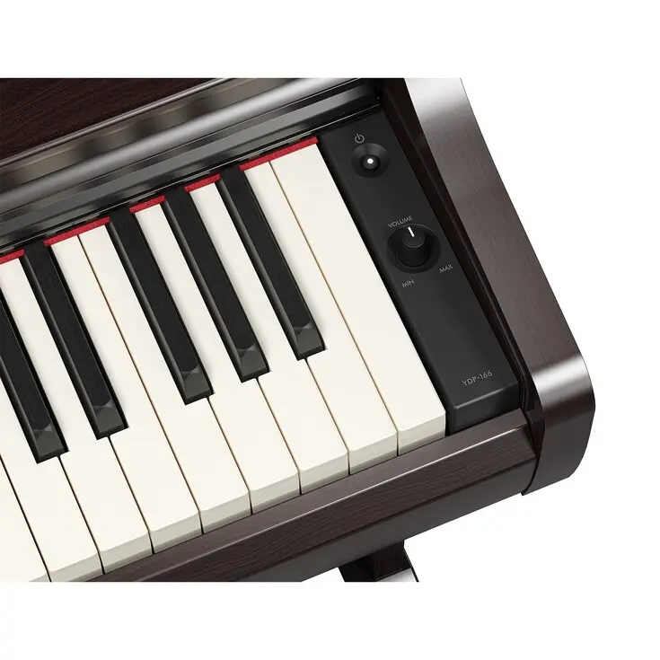 Nahaufnahme der rechten Seite der schwarzen und weißen Tasten eines dunkelbraunen Yamaha Digital Pianos YDP-166 R mit einem schwarzen Bedienfeld, das den Ein/Aus-Schalter und den Lautstärkeregler enthält.