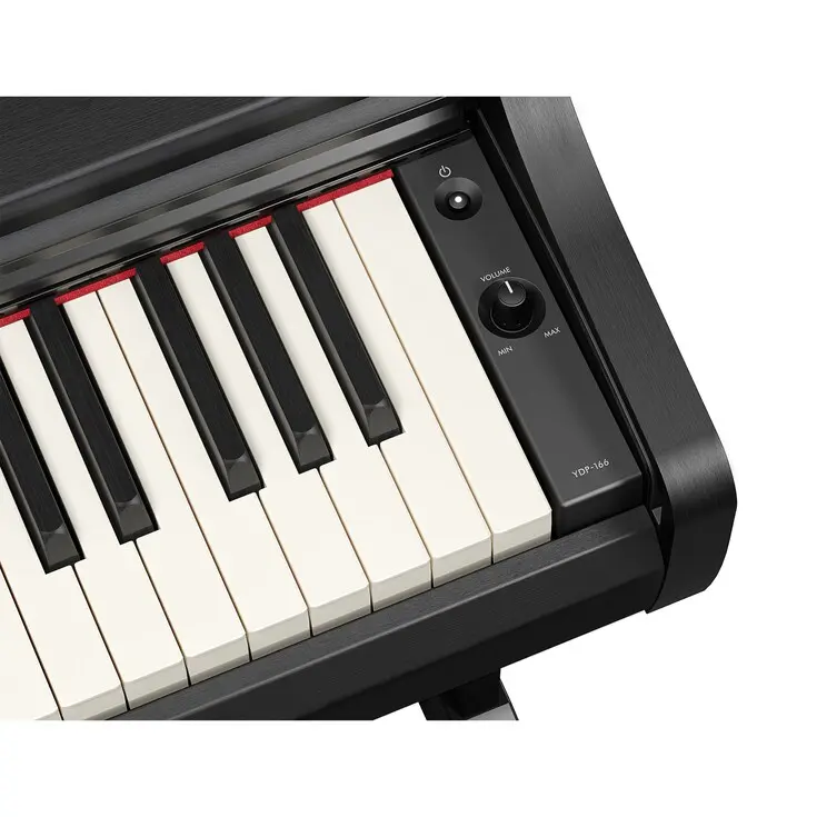 Nahaufnahme der rechten Seite der schwarzen Klaviatur eines Yamaha Digital Pianos YDP-166 B mit sichtbarem Ein-Aus-Knopf und Lautstärkeregler auf einem schwarzen Bedienfeld.