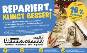 Eine Werbeanzeige der Firma Musik Hammerschmidt zeigt verschiedene goldfarbene Blasinstrumente, Werkzeug und Zubehör auf hellem Hintergrund, gepaart mit dem Text "Repariert. Klingt besser!" und dem Hinweis auf einen 10 % Gutschein auf Reparaturen.