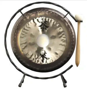 Ein 13-Zoll Paiste Deko-Gong mit schwarzer Beschriftung und dunklem Rand in einem runden schwarzen Metallständer mit dazugehörigem Schlägel.