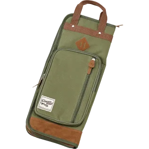 Eine olivgrüne Tama Sticktasche TSB24MG mit braunen Akzenten und einem Tragegriff ist vor einem schwarzen Hintergrund abgebildet.